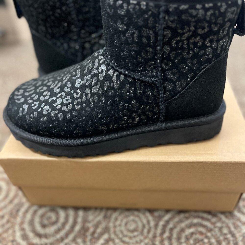 UGG WOMEN'S CLASSIC MINI SNOW LEOPARD BOOT- New W/O tag or box - Picture 8 of 8